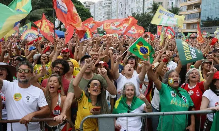 Ato pela democracia reúne milhares de pessoas em Copacabana no Rio de Janeiro