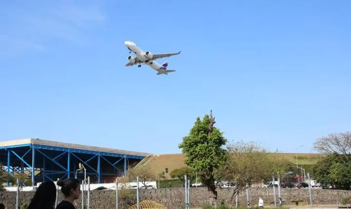 Aeronave da Aerolíneas Argentinas sofre impacto de drone no Aeroporto do Galeão