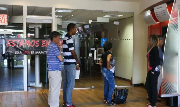 Paralisação dos bancários atinge bancos públicos e privados nesta quinta-feira