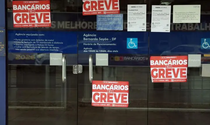 Funcionários rejeitam proposta de acordo e mantêm greve da Caixa em todo o país