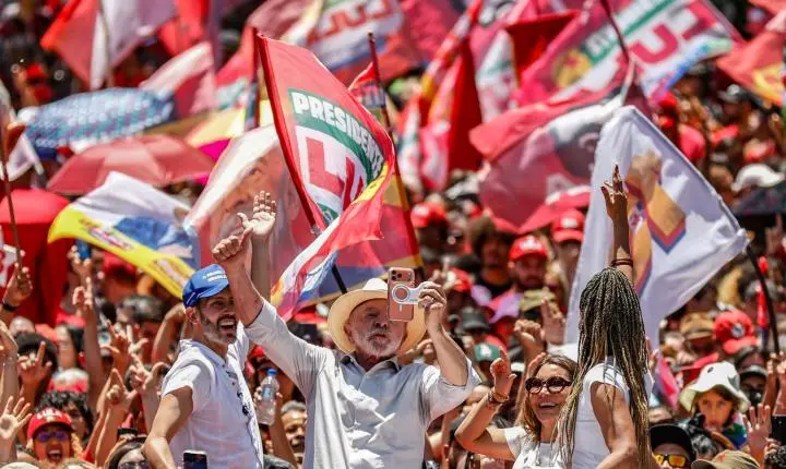 Lula apoia o fim da escala 6x1 durante comício eleitoral no Distrito Federal