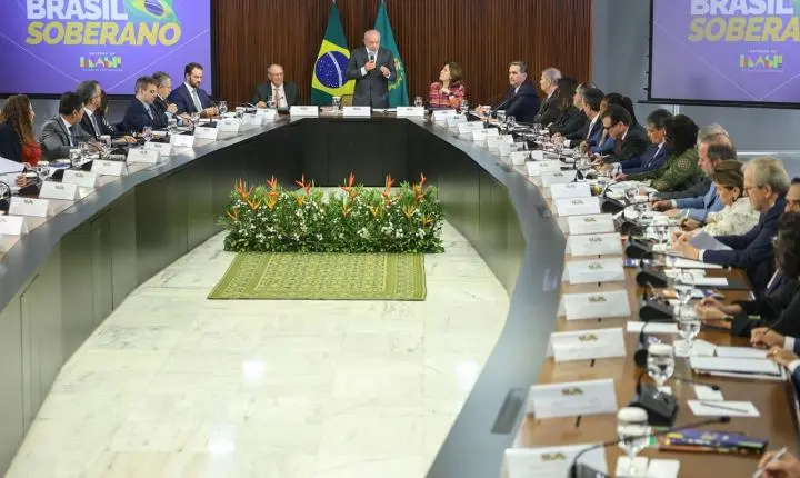 Brasil busca diversificação no comércio exterior após imposição de novas tarifas pelos Estados Unidos