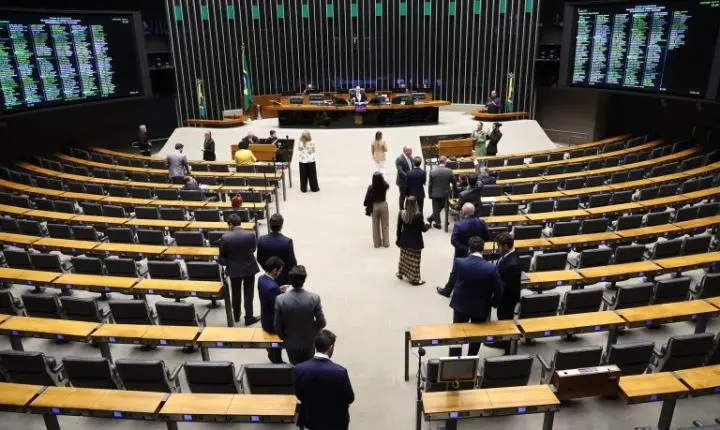 Câmara aprova uso de trajes tradicionais em documentos oficiais para povos indígenas