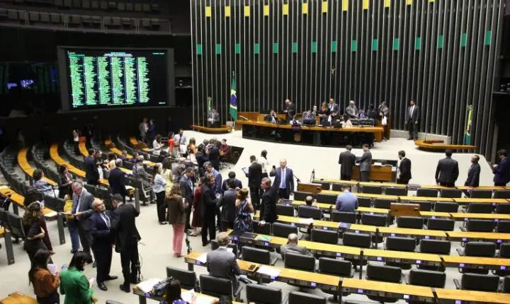 Câmara vota obrigatoriedade de aceitar exames no SUS vindos de clínicas privadas