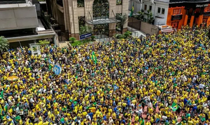 Flávio Bolsonaro reúne apoiadores em ato na Avenida Paulista