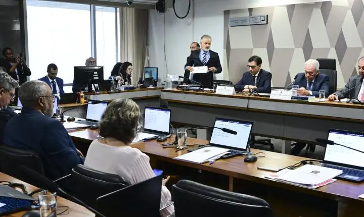 CCJ do Senado aprova proposta pelo fim da jornada 6x1