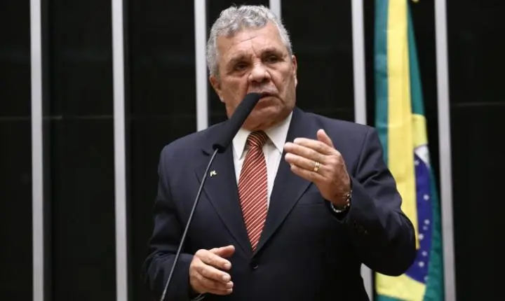 Câmara dos Deputados avança com projeto que veda armas de fogo a quem tem medida protetiva