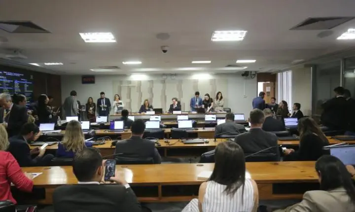 Comissão aprova fim da taxa das blusinhas e envia proposta para a Câmara