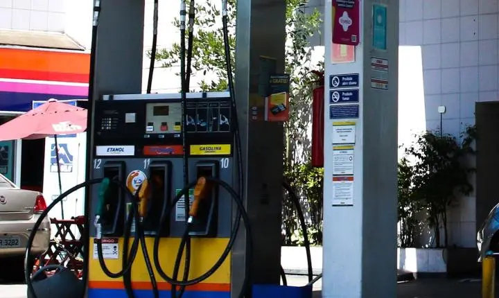 Preço da gasolina recua em maio impulsionado por etanol e subvenção governamental