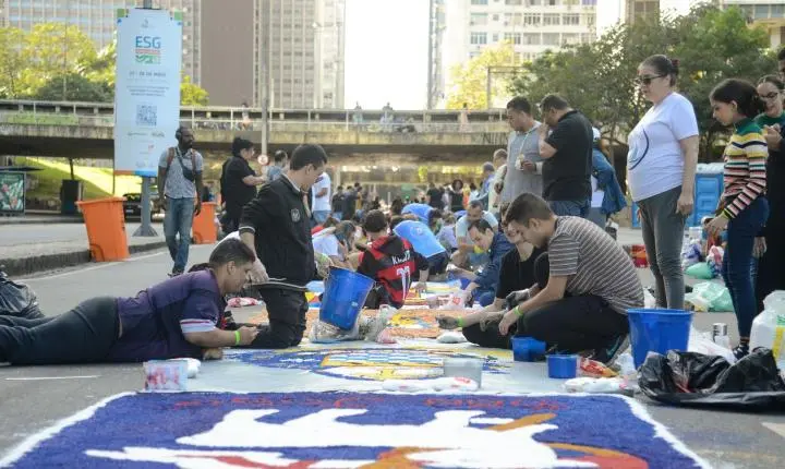 Rio de Janeiro celebra Corpus Christi com procissão e tapetes artísticos