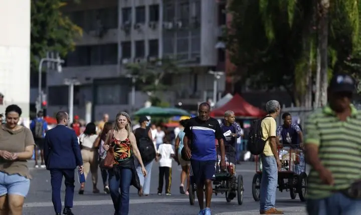 Crescimento populacional desacelera no Brasil e atinge 0,37% em 2026, aponta IBGE