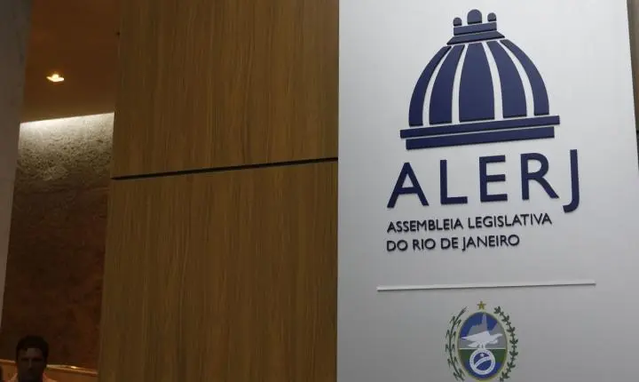 Deputados do Rio de Janeiro aprovam uso de tornozeleira rosa para agressores de mulheres