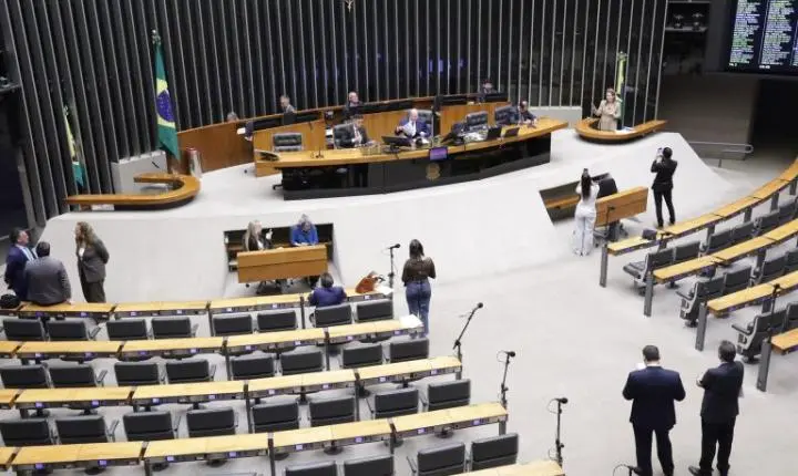 Câmara dos Deputados aprova urgência para projetos sobre agências e TRT