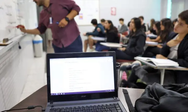 Inteligência artificial transforma a rotina de professores em salas de aula