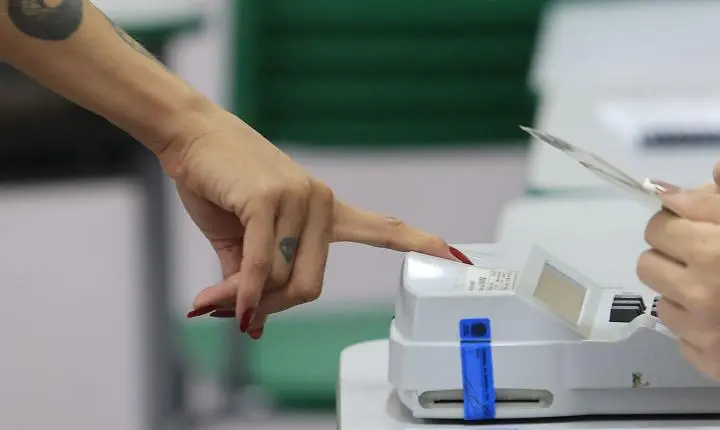 Eleitores enfrentam chuva e vão cedo às urnas no segundo turno do Rio