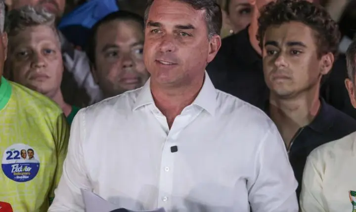 Flávio Bolsonaro agradece Trump e Milei em carta após fuga para os Estados Unidos