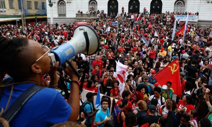Estudantes realizam atos pelo país em defesa de eleições e apoio a Lula