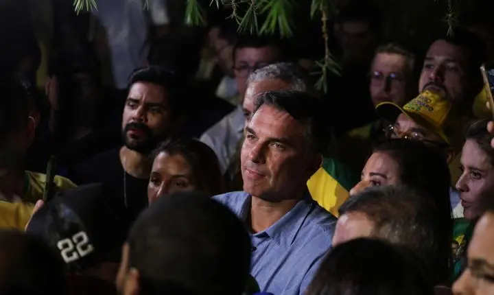 Flávio Bolsonaro impõe condições para liberar sigilos no TSE