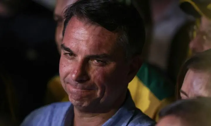 Fuga para os EUA e carta golpista ampliam isolamento de Flávio Bolsonaro