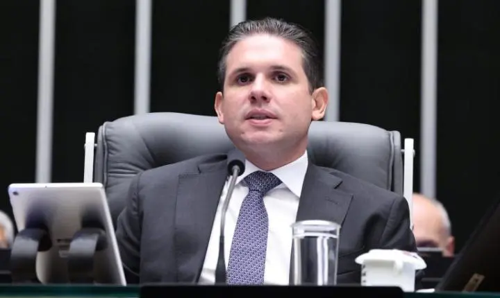 Hugo Motta celebra aprovação de projeto contra violência a mulheres