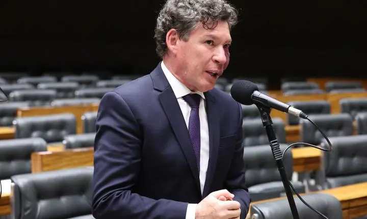 Hugo Motta indica presidente da comissão da MP que zera a taxa das blusinhas