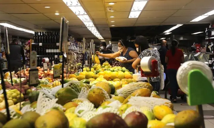 INPC acumula alta de 4,29% em 12 meses e serve de base para salários