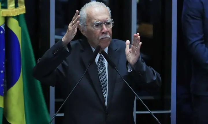 Ex-presidente José Sarney é internado em UTI após cirurgia abdominal