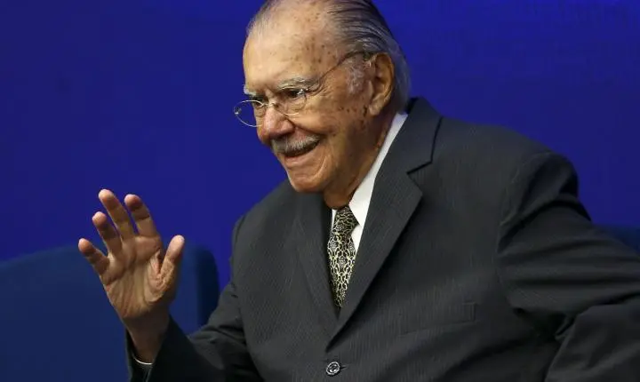 Após cirurgia, médicos concedem alta hospitalar de José Sarney em São Luís