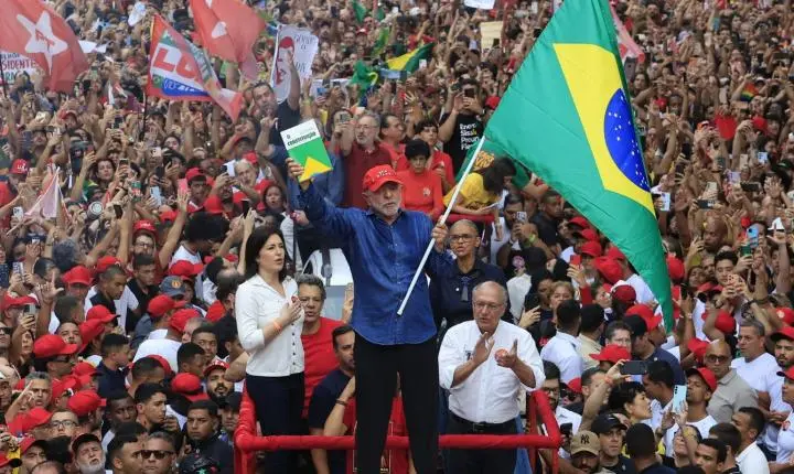 Lula vence eleições presidenciais e conquista seu quarto mandato no Brasil