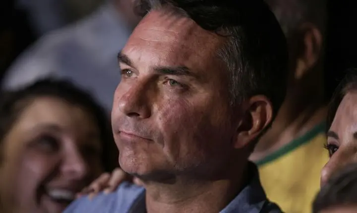 André Mendonça multa Flávio Bolsonaro por propaganda negativa
