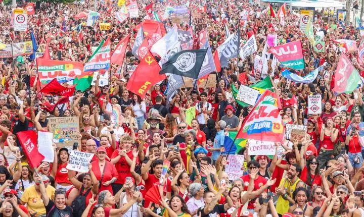Ato em Copacabana reúne milhares em defesa da democracia no Rio de Janeiro
