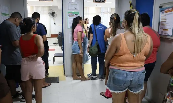 Moradores do Complexo da Maré se mobilizam para divulgar novos locais de votação