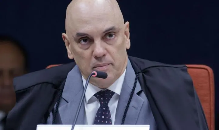 Alexandre de Moraes solicita parecer da PGR sobre inclusão de Jair e Flávio Bolsonaro em inquérito