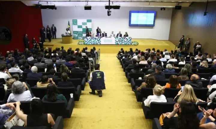 Motta defende modernização do Estado e valorização do serviço público em cerimônia na Câmara