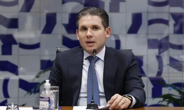Hugo Motta e ministro da Fazenda debatem dívidas rurais e projeto de combustíveis