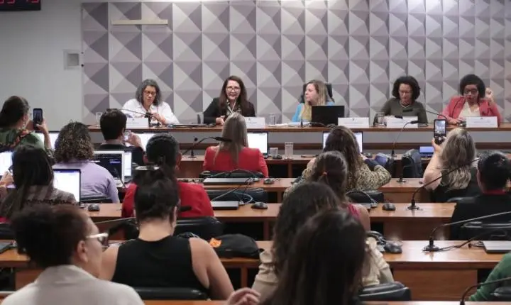 Ativistas pressionam pela aprovação imediata do projeto que criminaliza a misoginia
