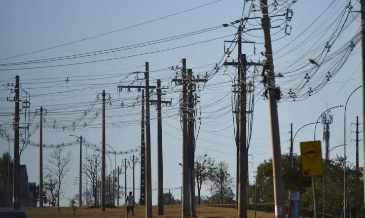 Acidentes com a rede elétrica aumentam no Brasil, mas óbitos diminuem em 2025