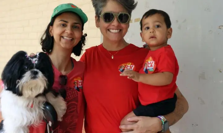 Pais levam crianças nas eleições para incentivar o exercício da cidadania