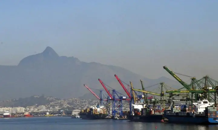 Governo reduz projeção de superávit comercial para 2026 após queda no petróleo