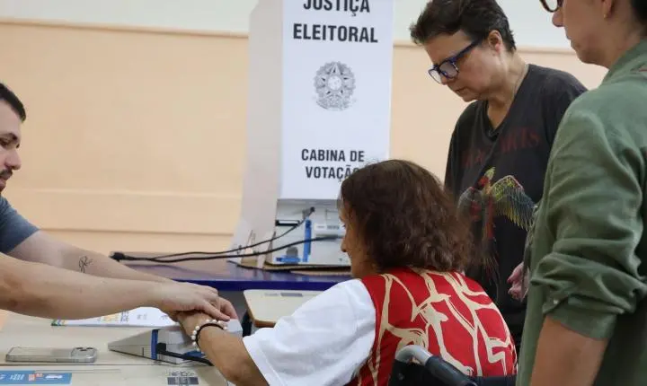 Primeiro turno das eleições registra salto de 43% de eleitores idosos nas urnas