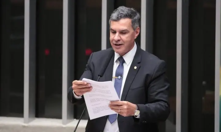 Projeto de lei restringe rolagem contínua para proteger saúde mental