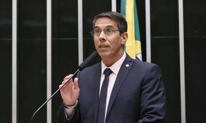 Projeto de lei busca proibir postos de combustíveis de cobrar preços diferentes para pagamentos em dinheiro ou Pix