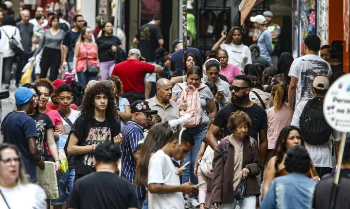 A renda do trabalho impulsiona a redução da pobreza em 22 metrópoles brasileiras