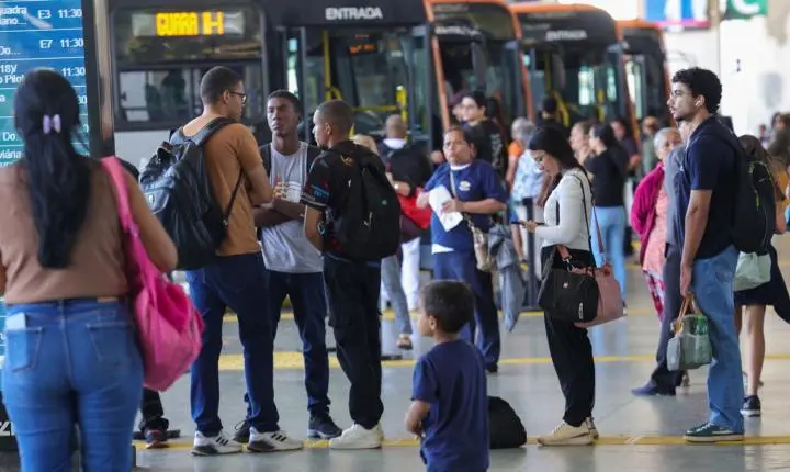 Setor de serviços fica estável em julho e avança 2,4% em 12 meses, aponta IBGE
