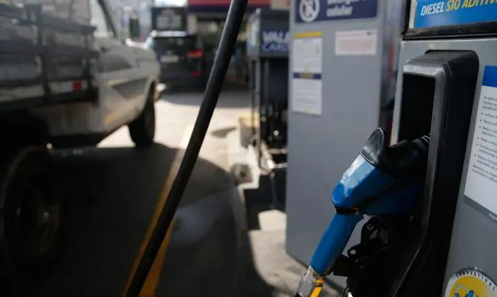 Governo amplia subsídio aos combustíveis após forte alta do petróleo no exterior