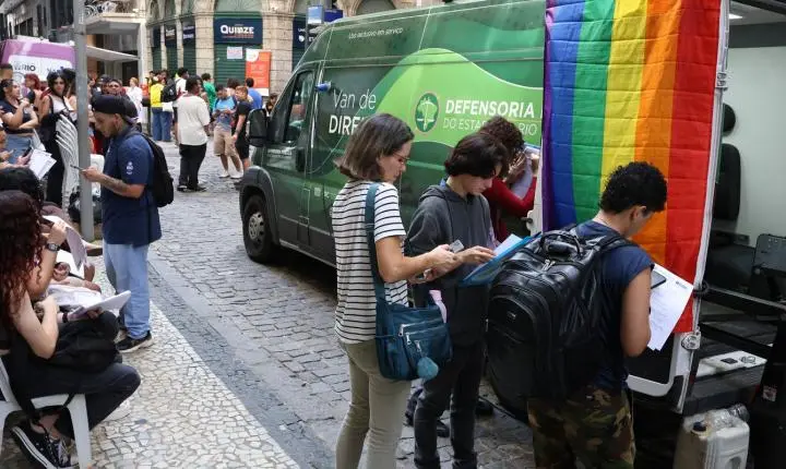 Marcha Trans & Travesti reúne ativistas no Rio em defesa da democracia