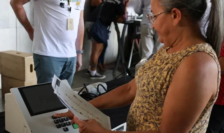 TRE-RJ distribui cola eleitoral gratuita para agilizar votação de eleitores