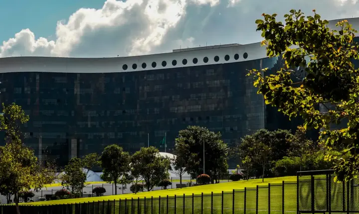 Após decisão do TSE, Lula e Janja devem remover vídeos sobre Flávio Bolsonaro