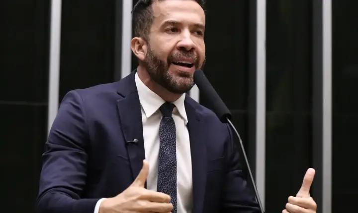 Deputado André Janones é internado com arritmia em São Paulo