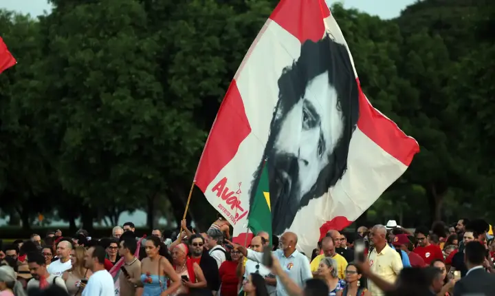 Aniversário de Lula reúne eleitores idosos e emociona presidente no Alvorada